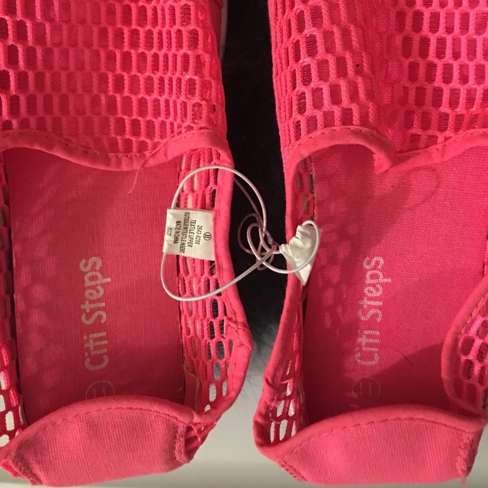NOT FOR SALE
CASUAL SHOES - Picture 2 of 2